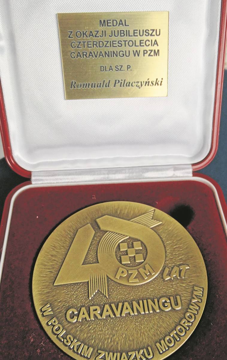 Jubileuszowy medal 40-lecia karawaningu dla Romualda Pilaczyńskiego.