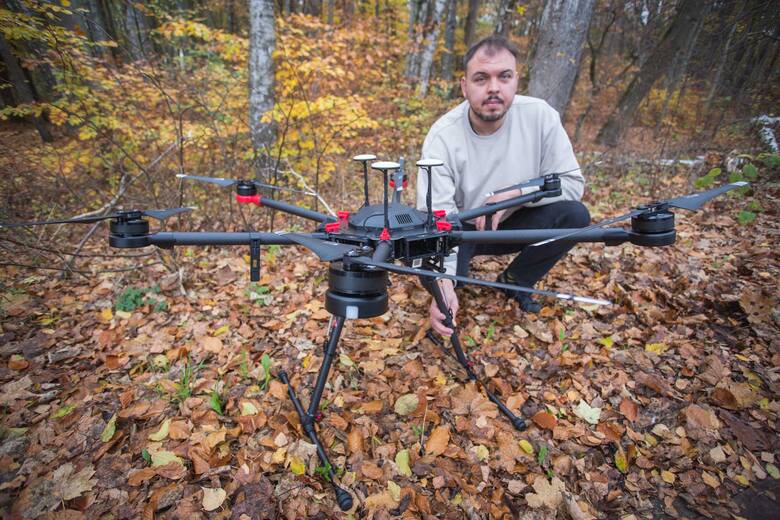 Dane zebrane przez dron podczas lotu nad zniszczonymi uprawami przekazywane są apce, która oblicza szkody<br /> 