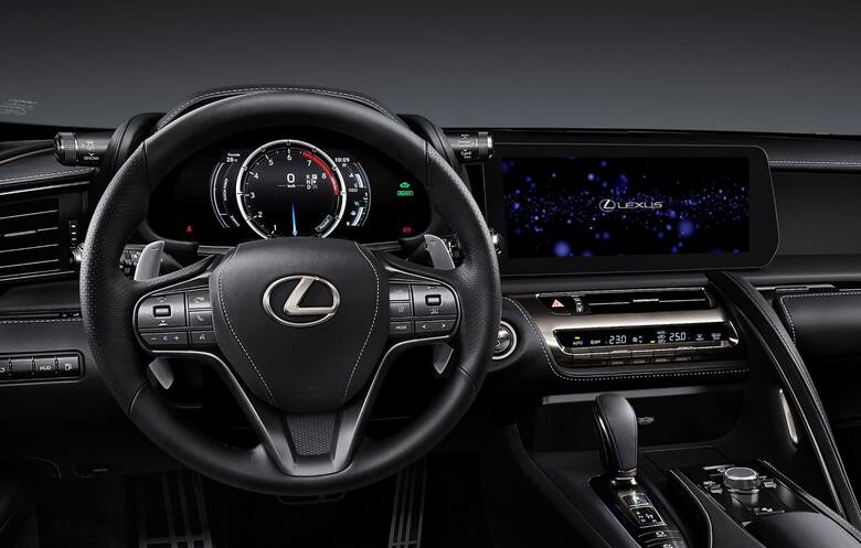 W kabinie modeli LC z roku modelowego 2024 najbardziej zauważalna zmianą będzie nowy, większy ekran systemu multimedialnego Lexus Link Pro