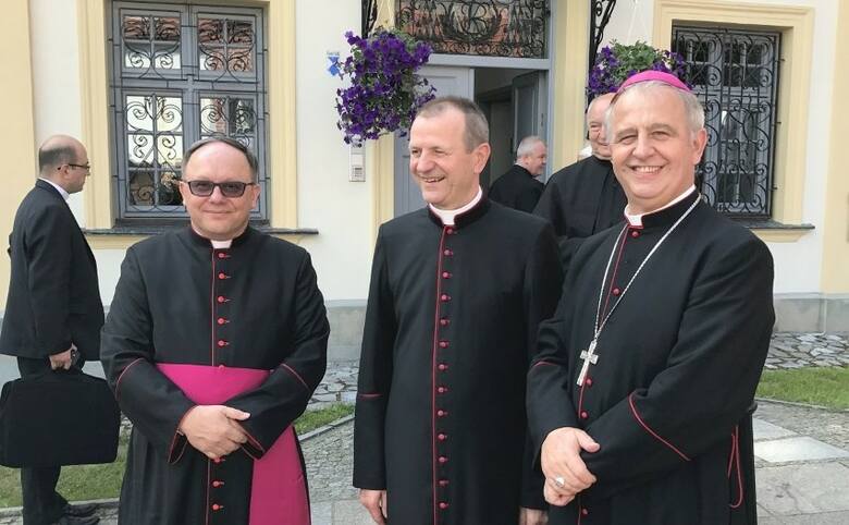 Arcybiskup Tadeusz Wojda (w środku) z biskupem kieleckim Janem Piotrowskim (z prawej) i arcybiskupem Henrykiem Jagodzińskim, pochodzącym z parafii M