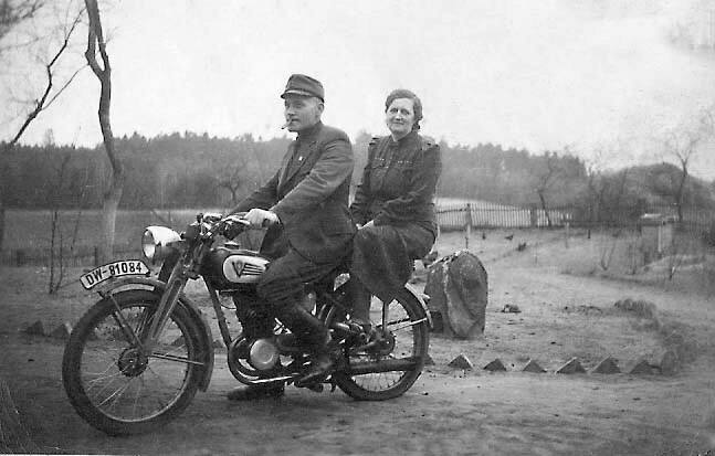Jan i Bronisława Antczakowie i Victoria 99. Lata wojny. Taki motorower - motocykl z rowerowymi pedałami kosztował w Niemczech w 1939 roku 321 Reichs