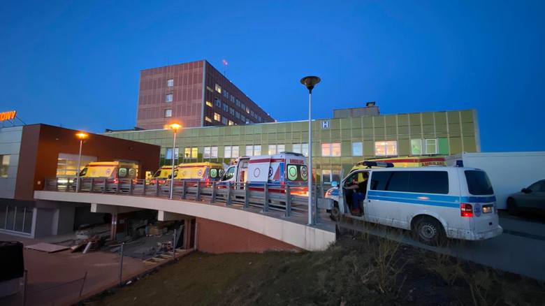 Zamiast nieść pomoc innym - muszą czekać z pacjentami przed szpitalem w Gorzowie 