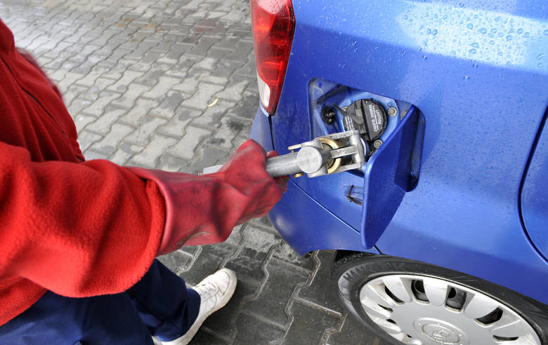 Jakość paliwa na stacjach w Łódzkiem poprawia się, ale tankowanie może się skończyć remontem silnika