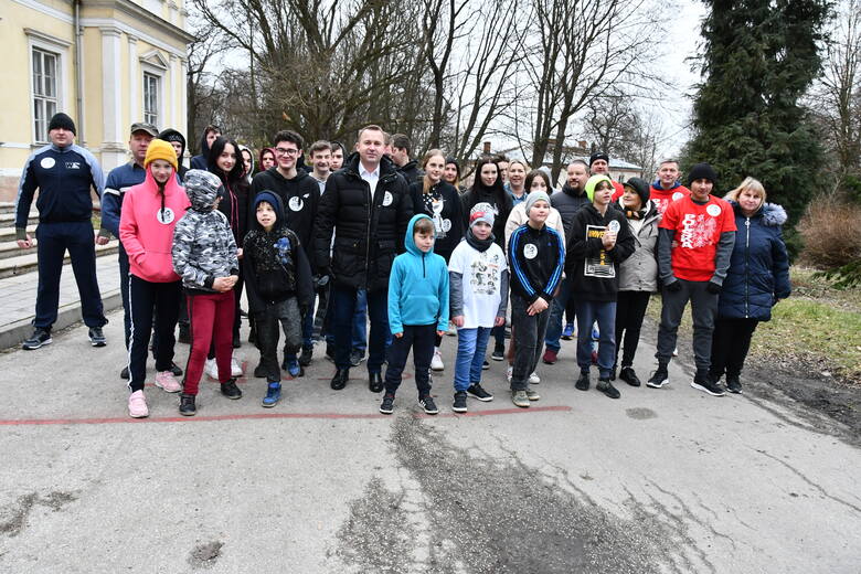 Bieg Tropem Wilczym w Chrobrzu, niedziela, 5 marca 2023. Wspólne zdjęcie uczestników.