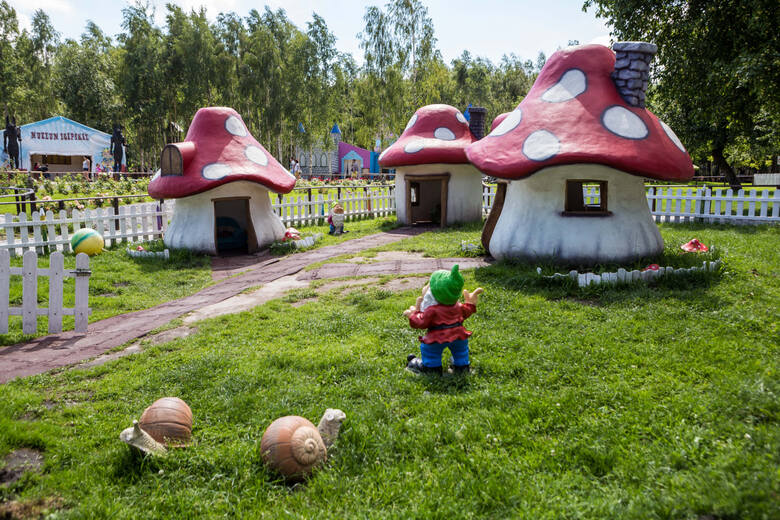 Model krasnoludka w jednym z parków dla dzieci w Polsce