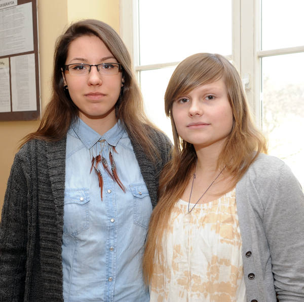 Natalia Mirowska i Ola Kieler, maturzystki z klasy humanistycznej w III LO po próbnej maturze. 