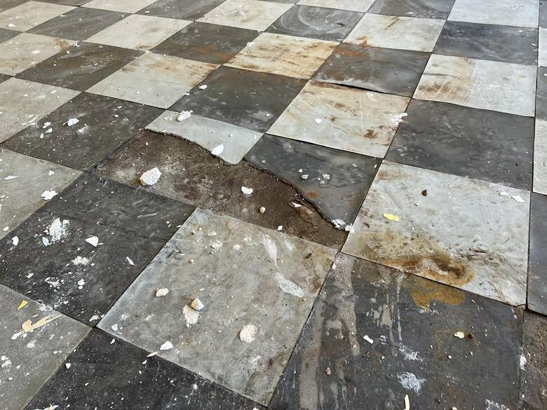 Uszkodzona podłoga w szkole w Kalwarii Zebrzydowskiej