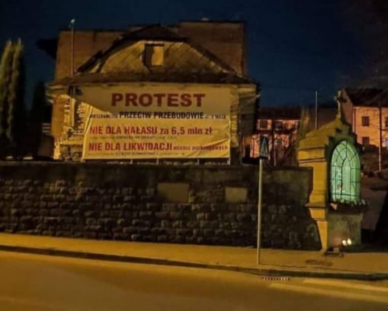Protestujący przeciwko remontowi wywiesili w mieście plakaty