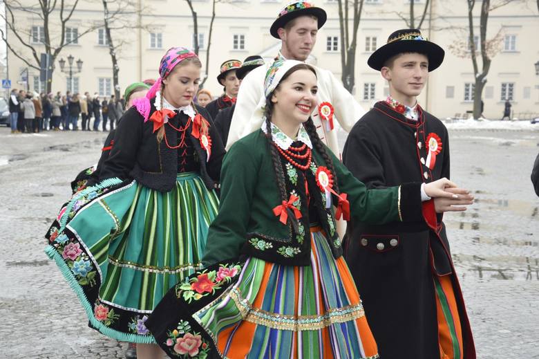 Polonez maturzystów na Starym Rynku w Łowiczu (Zdjęcia)