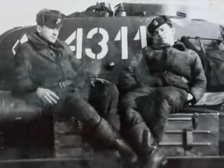 Żołnierz po prawej stronie to Jan Czajka. Zdjęcie zrobiono jeszcze przed wypadkami grudniowymi, na poligonie w Drawsku Pomorskim