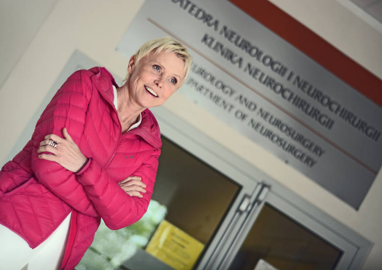 Ewa Błaszczyk przed kliniką Neurochirurgii Uniwersyteckiego Szpitala w Olsztynie.