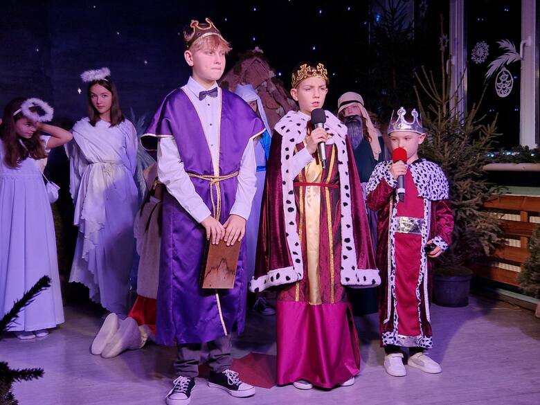 Piękny spektakl teatralny „Cud Bożego Narodzenia” przygotowali uczniowie Szkoły Podstawowej w Mierzawie. Publiczność pod wrażeniem!