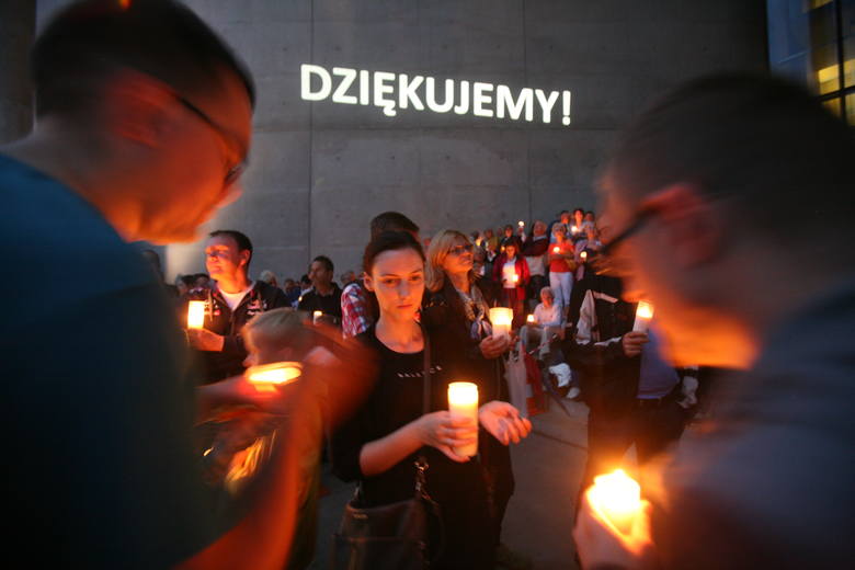 Katowice: Łańcuch światła przed Sądem Okręgowym w Katowicach