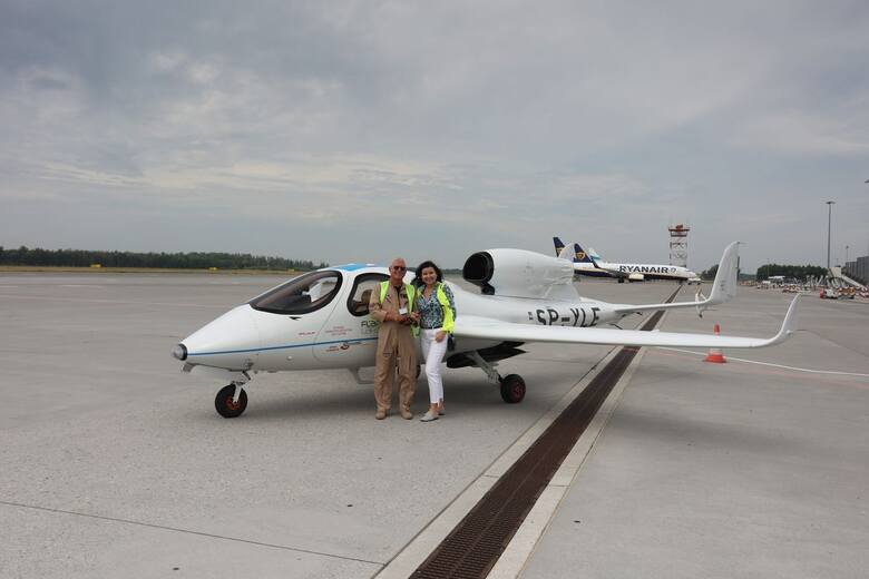 Matką chrzestną samolotu FLARIS LAR 1 jest Sylwia Ładzińska (na zdjęciu obok Wiesława Ceny, pilota doświadczalnego), która również jest pilotem.