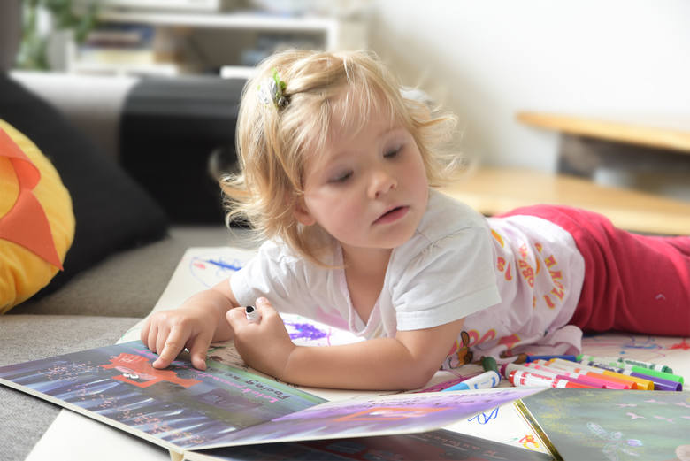 - Książki dla dzieci powinny rozwijać naturalną potrzebę poznawania świata, dotykania wszystkich jego aspektów - mówi Anna Litwinek, na zdjęciu z córką Zosią. 