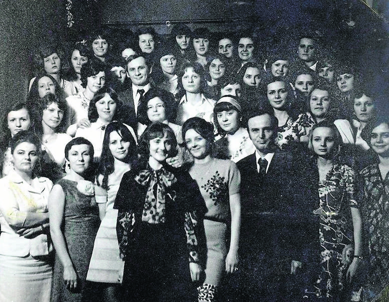 Klasa IVa na pamiątkowym zdjęciu z balu maturalnego z lat 1974/75. Poznajecie się Państwo na zdjęciu?
