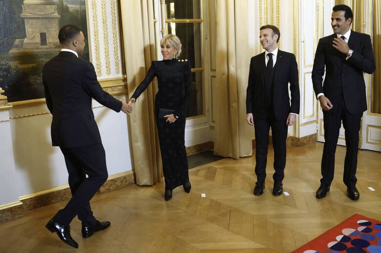 Kylian Mbappe wita się z pierwszą damą Republiki Francuskiej Brigitte Macron w obecności prezydenta Emmanuela Macrona i emira Kataru