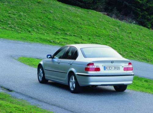 Fot. BMW: Dynamika BMW 318i napędzanego silnik  o pojemności 2 l i mocy 143 KM jest zbliżona do Volvo S40 2,4l /140 KM. Własności jezdne BMW są bardzo