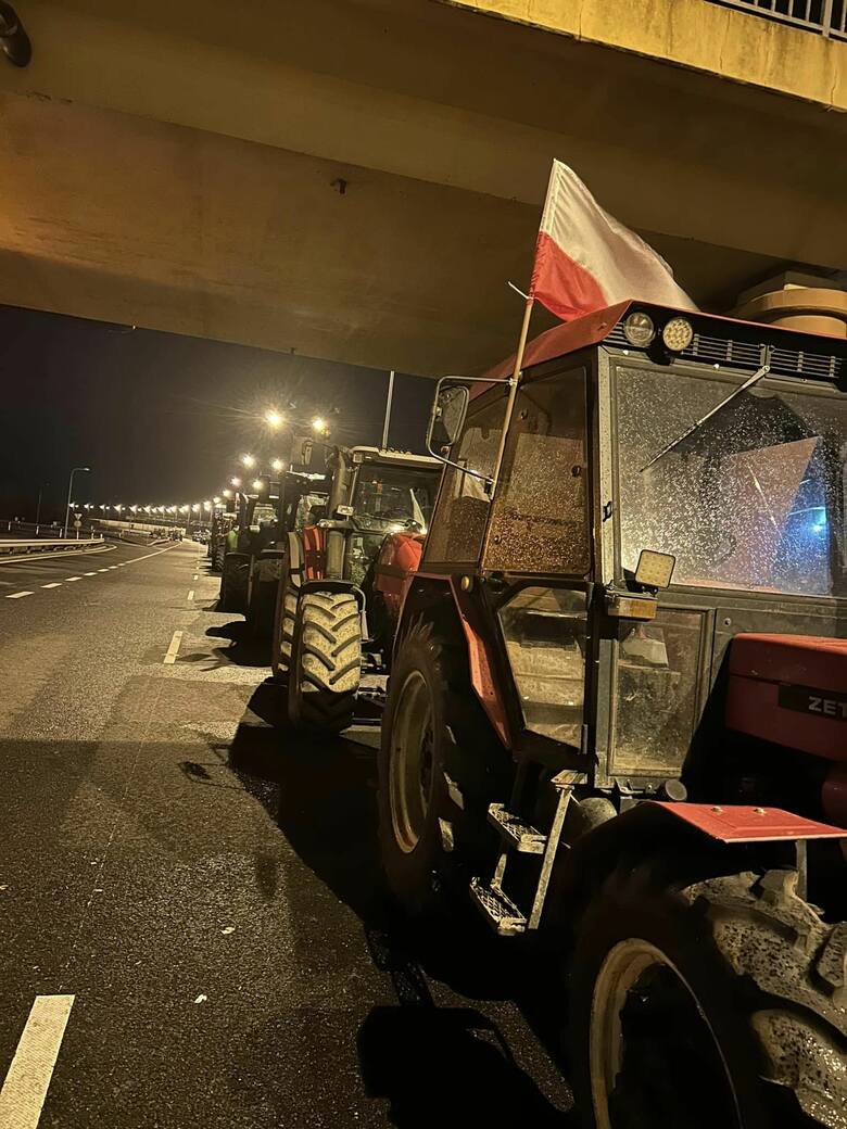 Rolnicy przez całą noc z 20 na 21 lutego blokowali odcinek S3 między Zieloną Górą a Świebodzinem.