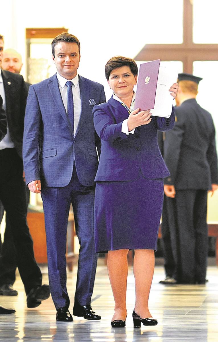 Minister Anna Streżyńska ma w gabinecie sześć osób