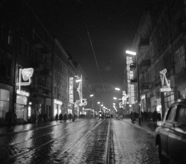 Reprezentacyjna ulica Poznania w blasku neon&oacute;w.<br /> 