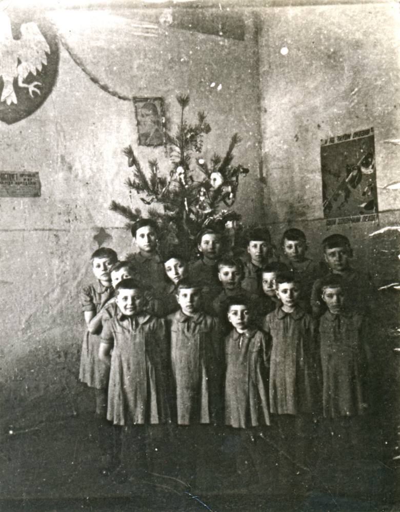 Soroczyńsk, rok 1945. Dziewczynki z internatu po obowiązkowym strzyżeniu włosów
