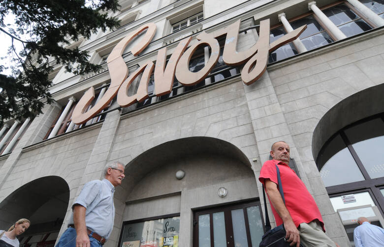 Czy jest szansa na pozostawienie i uruchomienie historycznego neonu z napisem "Savoy" na sprzedawanej kamienicy w centrum Bydgoszczy?