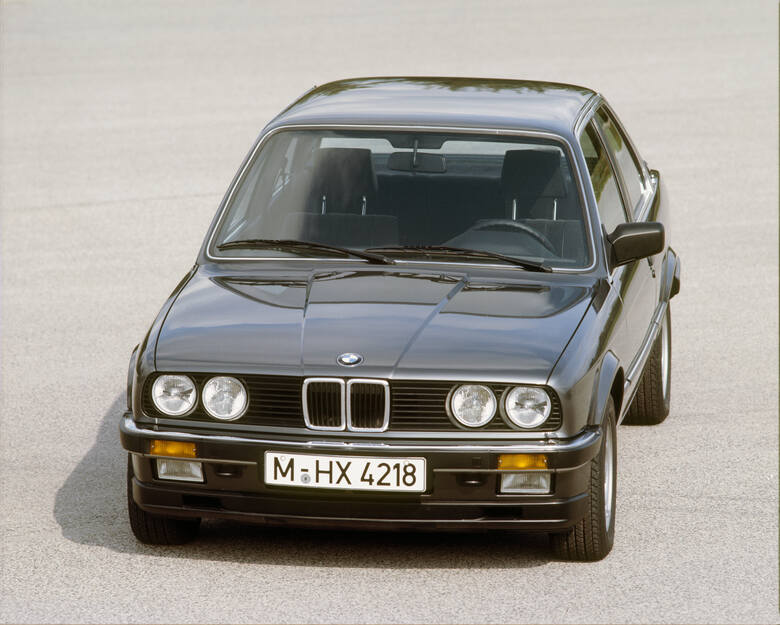 BMW E30Małe BMW najlepiej ocenić okiem ignoranta, który nic nie wie o marce z Monachium, a przełom lat 80. i 90. spędził w bibliotece. Wówczas z łatwością