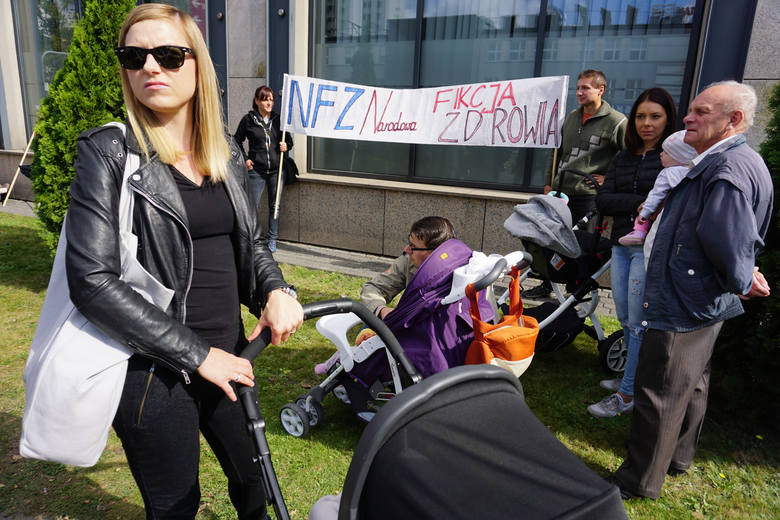 Protest w obronie szpitala Pro Familia przed siedzibą NFZ w Łodzi