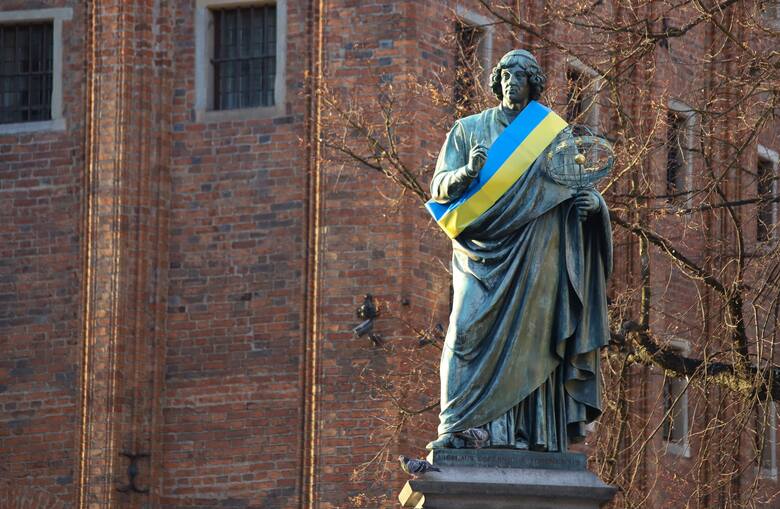 <strong>Dziś (02.03) na jednym z najbardziej rozpoznawalnych punktów historycznych Rynku Staromiejskiego w Toruniu zawieszono ukraińską flagę. Ma to związek z trwającą od kilku dni wojną na Ukrainie. Oto zdjęcia!</strong>