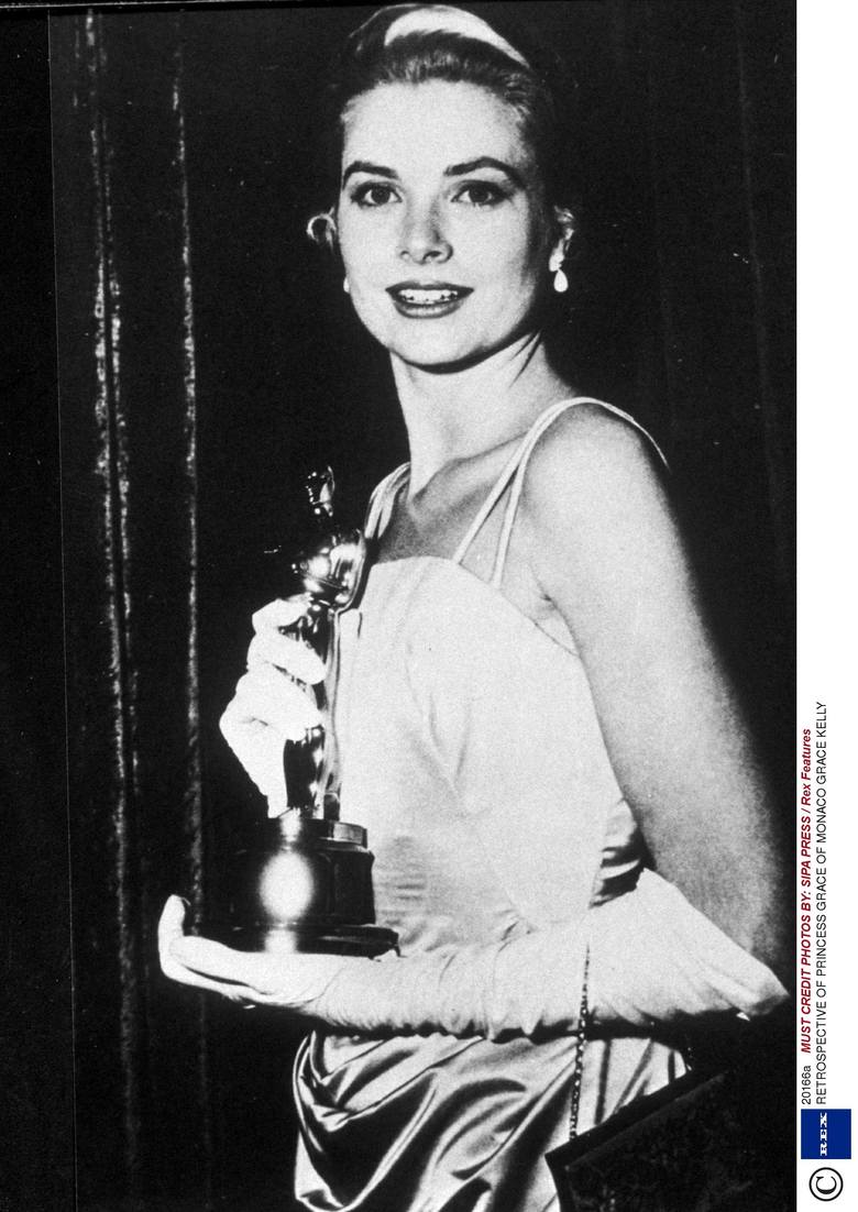 Grace Kelly z Oscarem za rolę w filmie "Dziewczyna z prowincji".<br /> <br /> Kelly została nagrodzona w kategorii "najlepsza aktorka" w 1955 r. Zaledwie rok później, po ślubie z księciem Rainierem, zdecydowała się porzucić karierę aktorką i skupić się na wypełnianiu obowiązków księżnej....