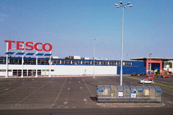 Do brytyjskiej sieci Tesco należy w Łodzi 16 sklepów, w tym trzy hipermarkety:  w Galerii Łódzkiej, przy ul. Pojezierskiej i ul. Widzewskiej (na zdjęciu).