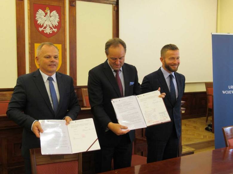 Kontrakt na dostarczenie pięciu pięcioczłonowych składów elektrycznych podpisano w w poniedziałek w Urzędzie Marszałkowskim.