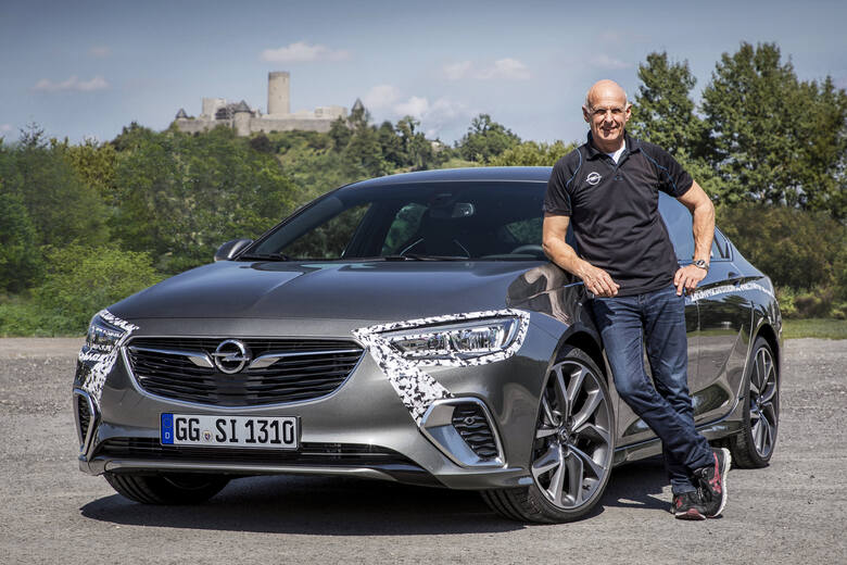 Opel Insignia GSI Nowy Opel Insignia GSi to precyzyjny instrument. Zawieszony nad drogą o 10 milimetrów niżej w porównaniu ze „zwykłą” Insignią i lżejszy