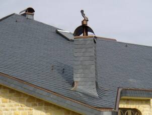 Dobrym rozwiązaniem jest wykończenie ścian kominów tym samym materiałem co dach.
