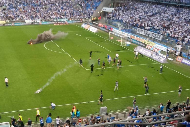 Mecz Lech - Legia przerwano po tym, jak kibice wtargnęli na murawę. 