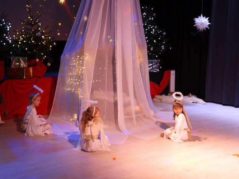 Dzieci  z dużym zaangażowaniem odgrywały swoje role i przeżywały magię Świąt Bożego Narodzenia