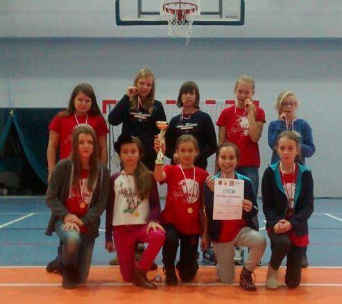 Młode koszykarki Ósemki wygrywają ogólnopolski mikołajkowy turniej w Sieradzu