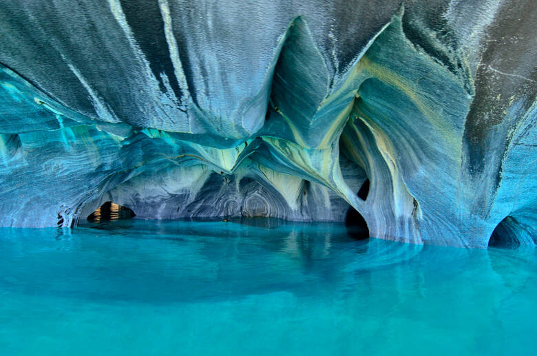 Wnętrze jednej z marmurowych jaskiń w Patagonii