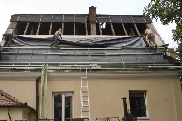 Montaż membrany dachowej.