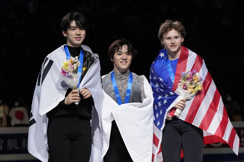 Podium solistów mistrzostw świata w łyżwiarstwie figurowym 2023 – od lewej srebrny medlaista Koreańczyk Cha Jun-hwan, złoty Japończyk Shoma Uno i brązowy