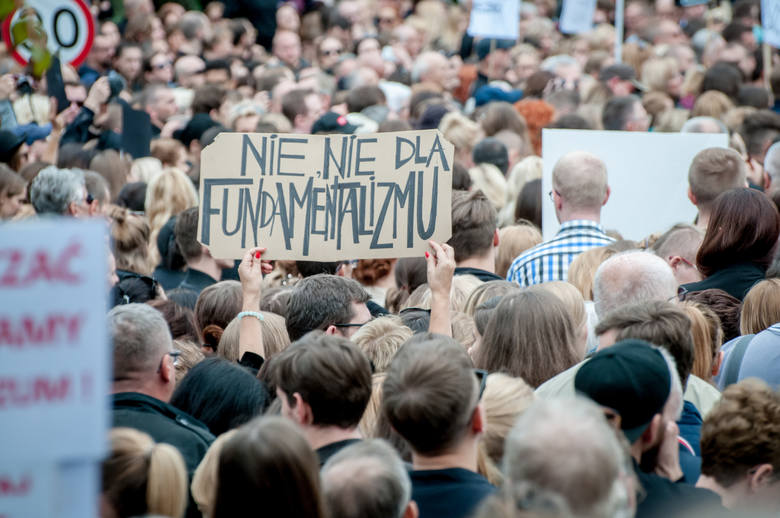 W poniedziałek w wielu miastach Polski tysiące kobiet wyszło na ulicę, by wziąć udział w czarnym proteście.