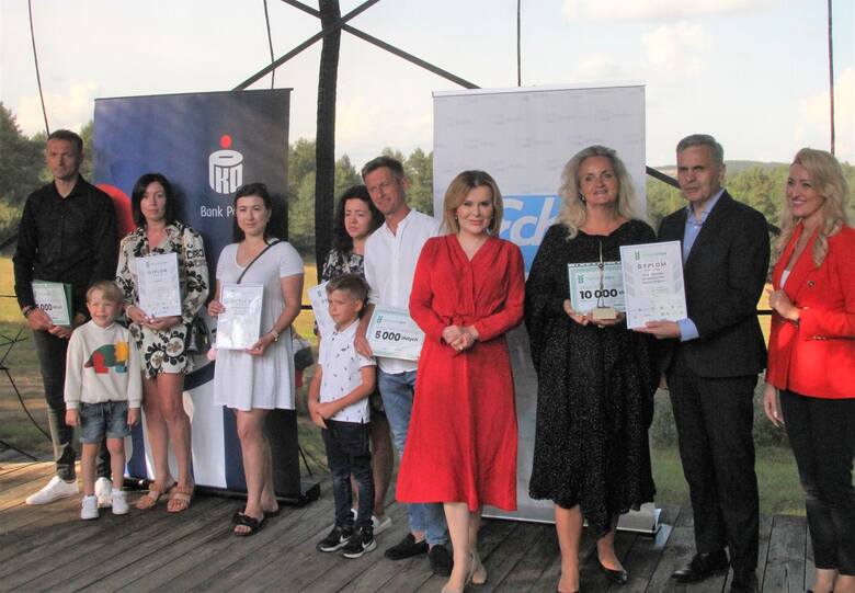 Na zdjęciu laureaci w kategorii Agroturystyka Roku w Świętokrzyskiem  z wiceminister sportu i turystyki, świętokrzyską posłanką Anną Krupką, redaktorem