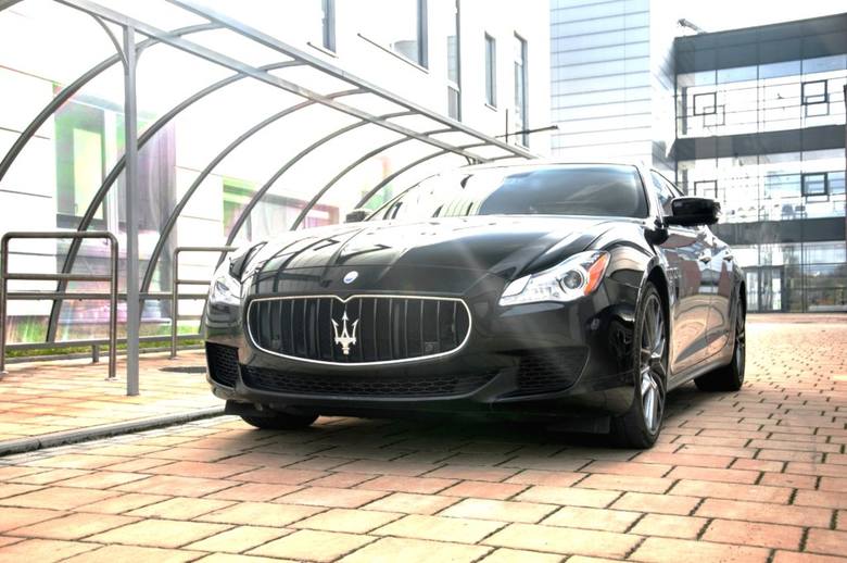 <strong>Maserati Quattroporte VI SQ4 410KM</strong><br /> Ten samochód wyróżnia klasa. Maserati to bardzo wygodny samochód z fotelami najwyższej jakości. W układzie wydechowym jest coś w rodzaju „zbiornika dźwięku”, z którego powyżej 3000 obrotów na minutę, specjalne zawory uwalniają dodatkową porcję...