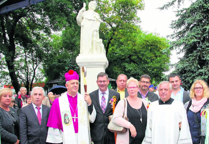 Sierpień. Biskup kielecki Jan Piotrowski poświęcił odnowioną figurą świętego Rocha w Kazimierzy Wielkiej.