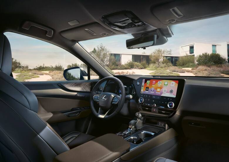 Lexus NX Overtrail ma 10-calowy wyświetlacz HUD, 14-calowy ekran systemu Lexus Link Pro z nawigacją w chmurze, bezprzewodową obsługą Apple CarPlay i