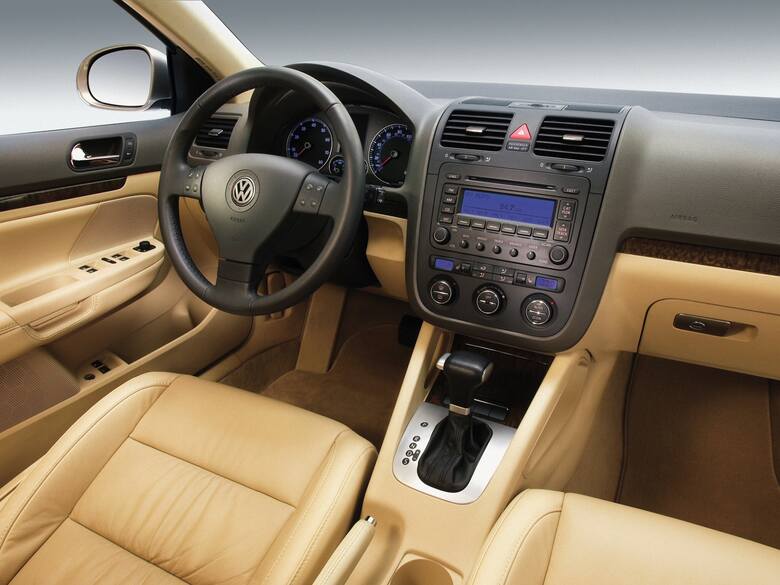 Używany Volkswagen Jetta (2005-2010). Zalety, wady i typowe usterkiJetta to bardziej eleganckie wydanie Golfa. Stanowi namiastkę Passata, co powinno