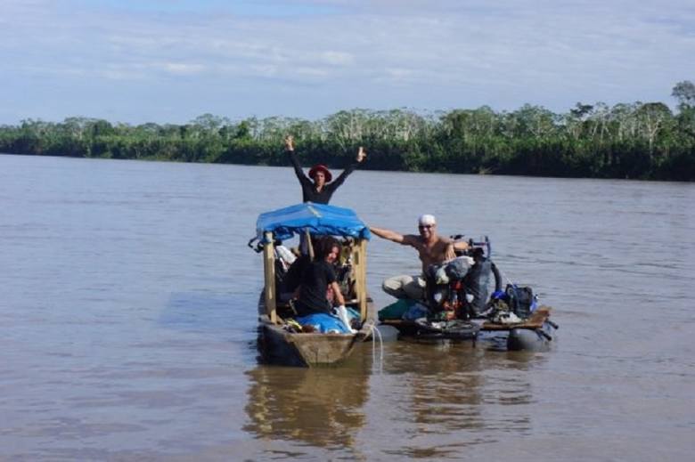 Spotkanie na Ukayalii z francuskimi podróżnikami. Na rowerze amazońskim Dawid Andres.