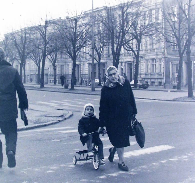 Babcia z małym rowerzystą na al. Wojska Polskiego w lutym 1974 roku
