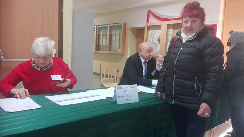 Przebieg głosowania w obwodowej komisji wyborczej nr 13. Na zdjęciu Czesława Gimzicka